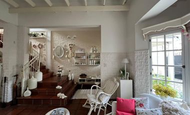 Amplia casa seis ambientes jardin y terraza a la venta en Wilde