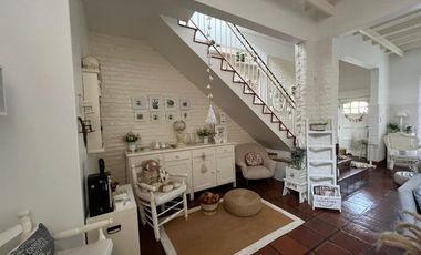 Amplia casa seis ambientes jardin y terraza a la venta en Wilde