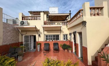 Amplia casa seis ambientes jardin y terraza a la venta en Wilde