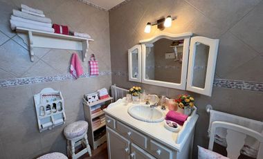 Amplia casa seis ambientes jardin y terraza a la venta en Wilde