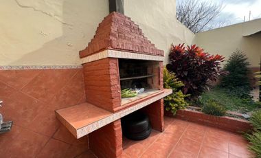 Amplia casa seis ambientes jardin y terraza a la venta en Wilde