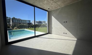 Casa 4 Dormitorios en Venta una Planta Pilará Calesa -  Diseño