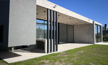 Casa 4 Dormitorios en Venta una Planta Pilará Calesa -  Diseño