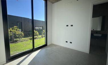 Casa 4 Dormitorios en Venta una Planta Pilará Calesa -  Diseño