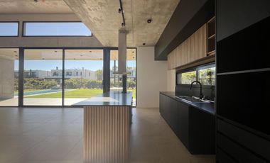 Casa 4 Dormitorios en Venta una Planta Pilará Calesa -  Diseño