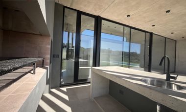 Casa 4 Dormitorios en Venta una Planta Pilará Calesa -  Diseño