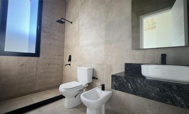 Casa 4 Dormitorios en Venta una Planta Pilará Calesa -  Diseño