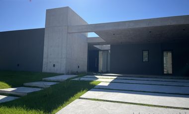 Casa 4 Dormitorios en Venta una Planta Pilará Calesa -  Diseño