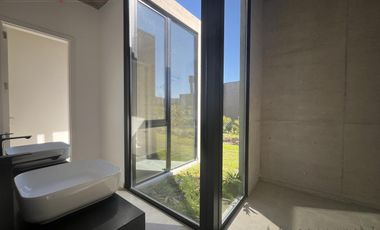 Casa 4 Dormitorios en Venta una Planta Pilará Calesa -  Diseño