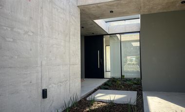 Casa 4 Dormitorios en Venta una Planta Pilará Calesa -  Diseño