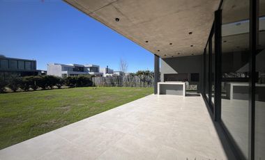 Casa 4 Dormitorios en Venta una Planta Pilará Calesa -  Diseño