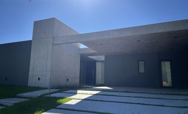 Casa 4 Dormitorios en Venta una Planta Pilará Calesa -  Diseño