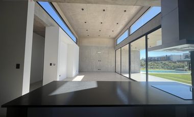 Casa 4 Dormitorios en Venta una Planta Pilará Calesa -  Diseño