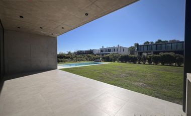 Casa 4 Dormitorios en Venta una Planta Pilará Calesa -  Diseño