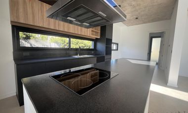 Casa 4 Dormitorios en Venta una Planta Pilará Calesa -  Diseño