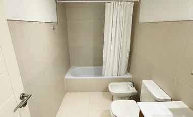 Departamento con cochera en alquiler.