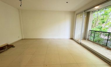 Departamento con cochera en alquiler.