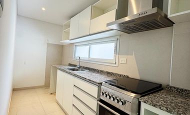 Departamento con cochera en alquiler.