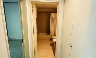 Departamento con cochera en alquiler.