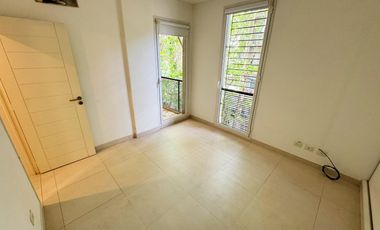 Departamento con cochera en alquiler.