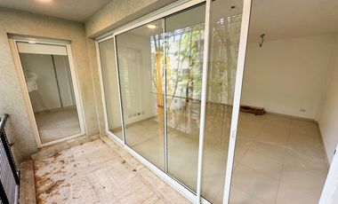 Departamento con cochera en alquiler.