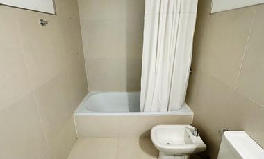 Departamento con cochera en alquiler.