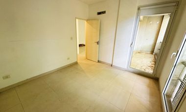 Departamento con cochera en alquiler.