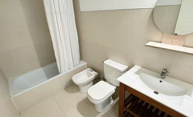 Departamento con cochera en alquiler.