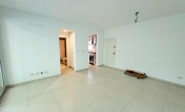 Departamento con cochera en alquiler.