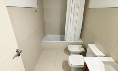 Departamento con cochera en alquiler.