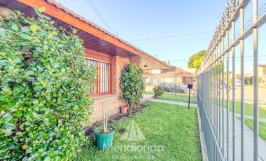 Chalet de 3 ambientes c/ Quincho y cochera doble - zona Villa Primera