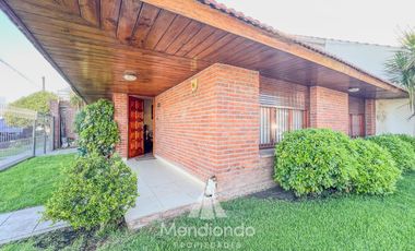 Chalet de 3 ambientes c/ Quincho y cochera doble - zona Villa Primera