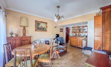 Chalet de 3 ambientes c/ Quincho y cochera doble - zona Villa Primera