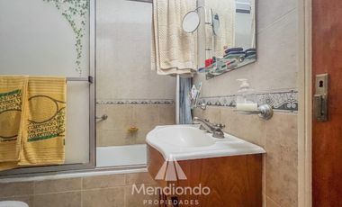 Chalet de 3 ambientes c/ Quincho y cochera doble - zona Villa Primera