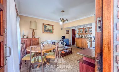 Chalet de 3 ambientes c/ Quincho y cochera doble - zona Villa Primera