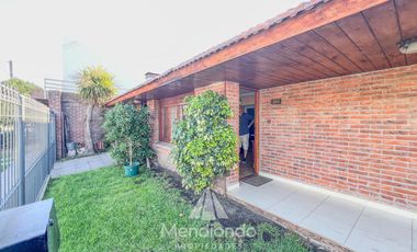 Chalet de 3 ambientes c/ Quincho y cochera doble - zona Villa Primera