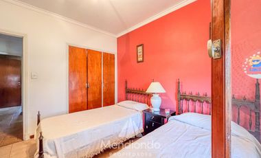 Chalet de 3 ambientes c/ Quincho y cochera doble - zona Villa Primera