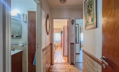 Chalet de 3 ambientes c/ Quincho y cochera doble - zona Villa Primera