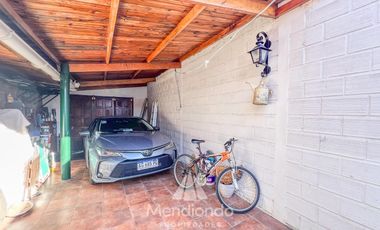 Chalet de 3 ambientes c/ Quincho y cochera doble - zona Villa Primera