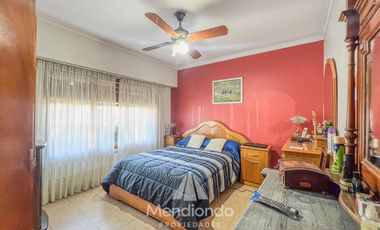 Chalet de 3 ambientes c/ Quincho y cochera doble - zona Villa Primera