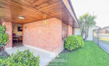 Chalet de 3 ambientes c/ Quincho y cochera doble - zona Villa Primera