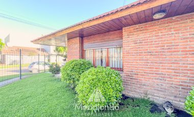 Chalet de 3 ambientes c/ Quincho y cochera doble - zona Villa Primera