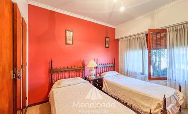 Chalet de 3 ambientes c/ Quincho y cochera doble - zona Villa Primera