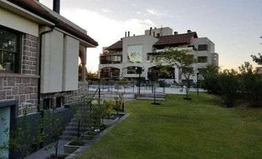 Departamento en  alquiler, tres dormitorios, escritorio, patio, Casonas del cerro