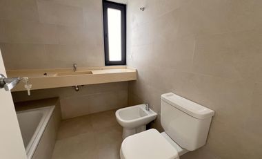 Departamento 4 Ambientes   Dependencia con Jardín en Nuevo Beccar Central