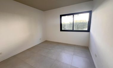 Departamento 4 Ambientes   Dependencia con Jardín en Nuevo Beccar Central