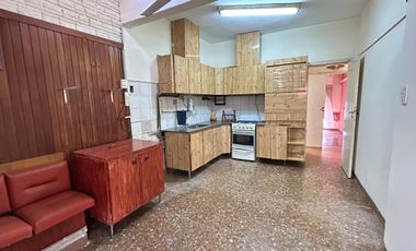 Casa de dos dormitorios a dos cuadras de Yrigoyen!