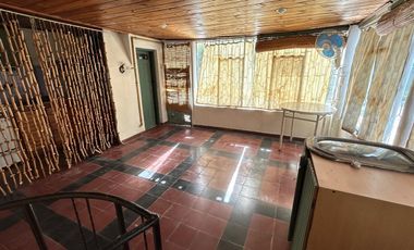 Casa de dos dormitorios a dos cuadras de Yrigoyen!