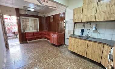 Casa de dos dormitorios a dos cuadras de Yrigoyen!