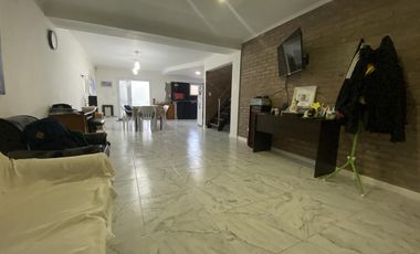 VENTA CASA 3 DORMITORIOS CON COCHERA Y PATIO